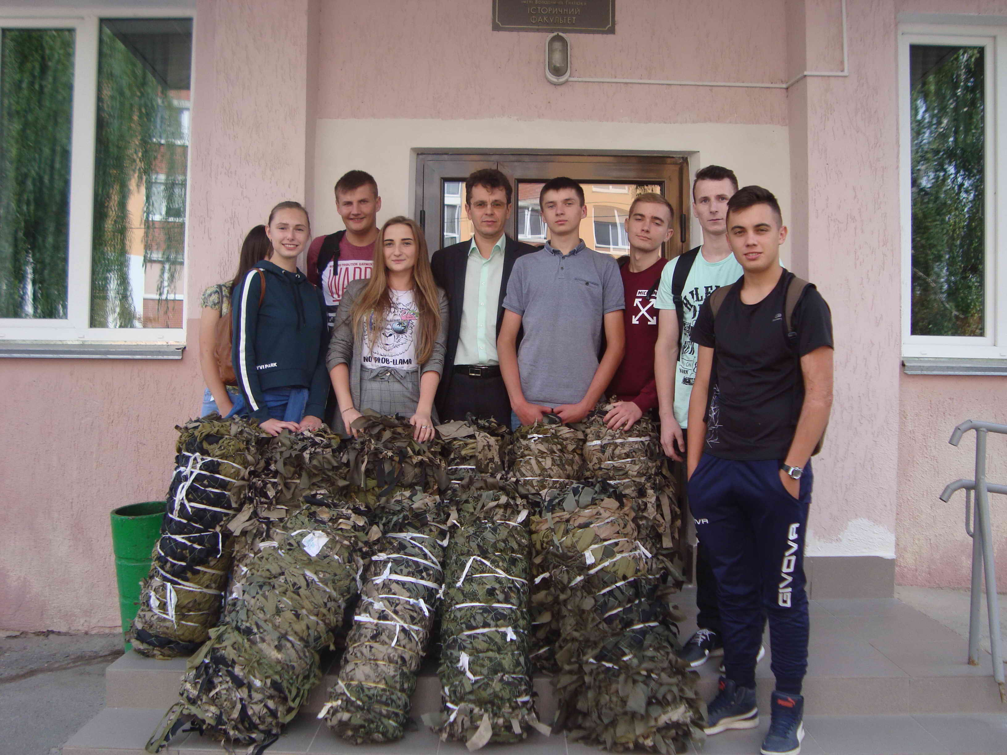 Майбутні археологи на фоні альма-матер